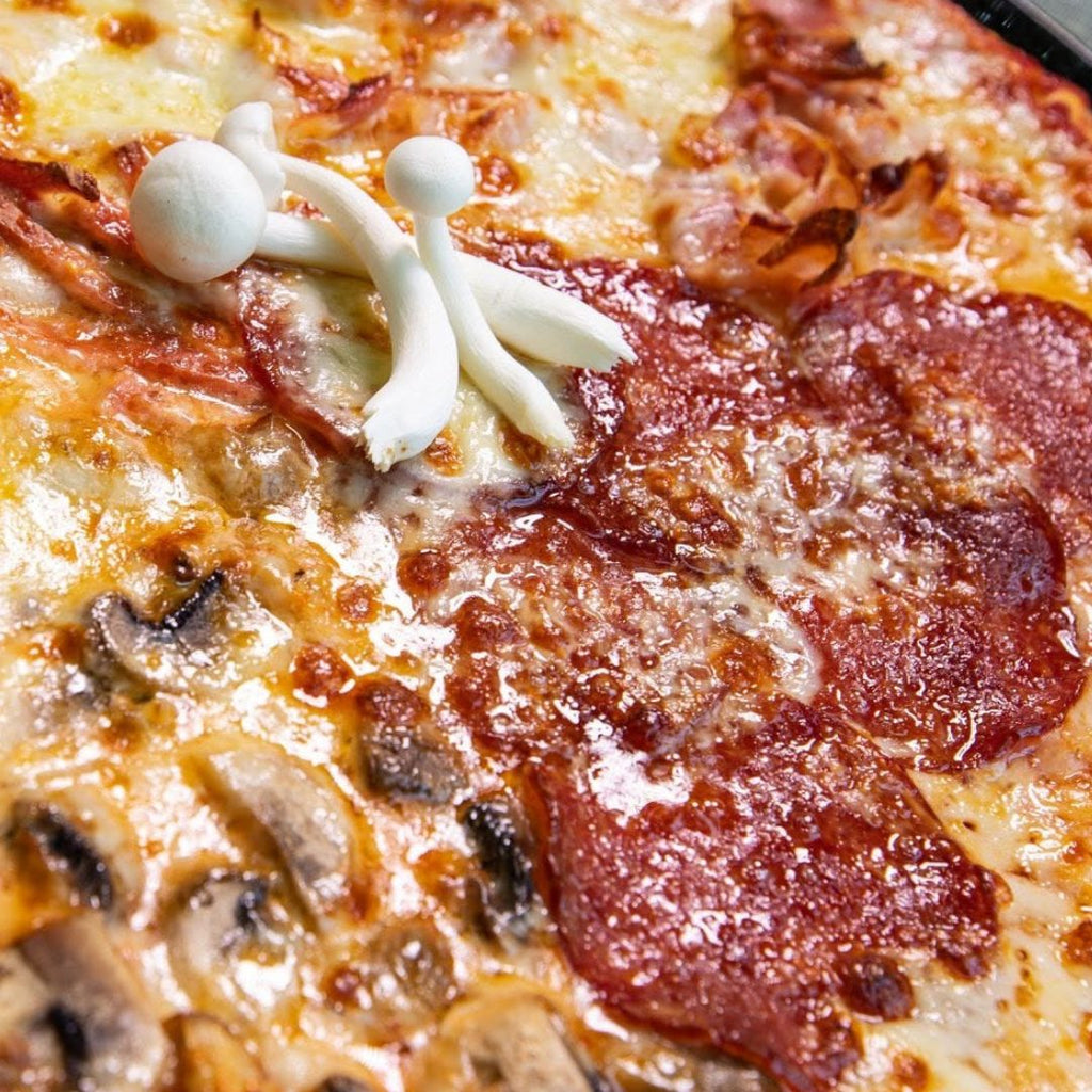 Mozarella topită pe o pizza gătită la cuptorul pe lemne