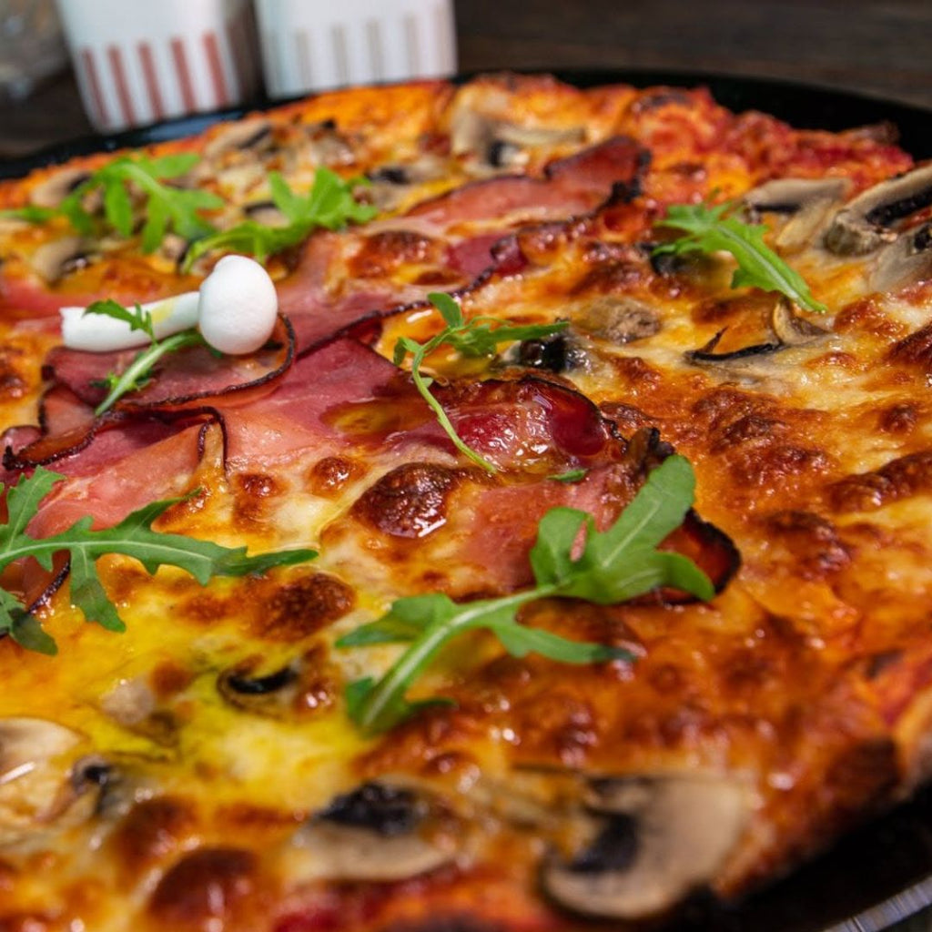 Pizza napoletană gătită tradițional la cuptor pe lemne