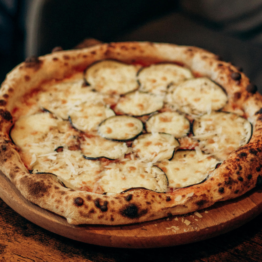 Pizza gătită perfect la cuptorul pe lemne