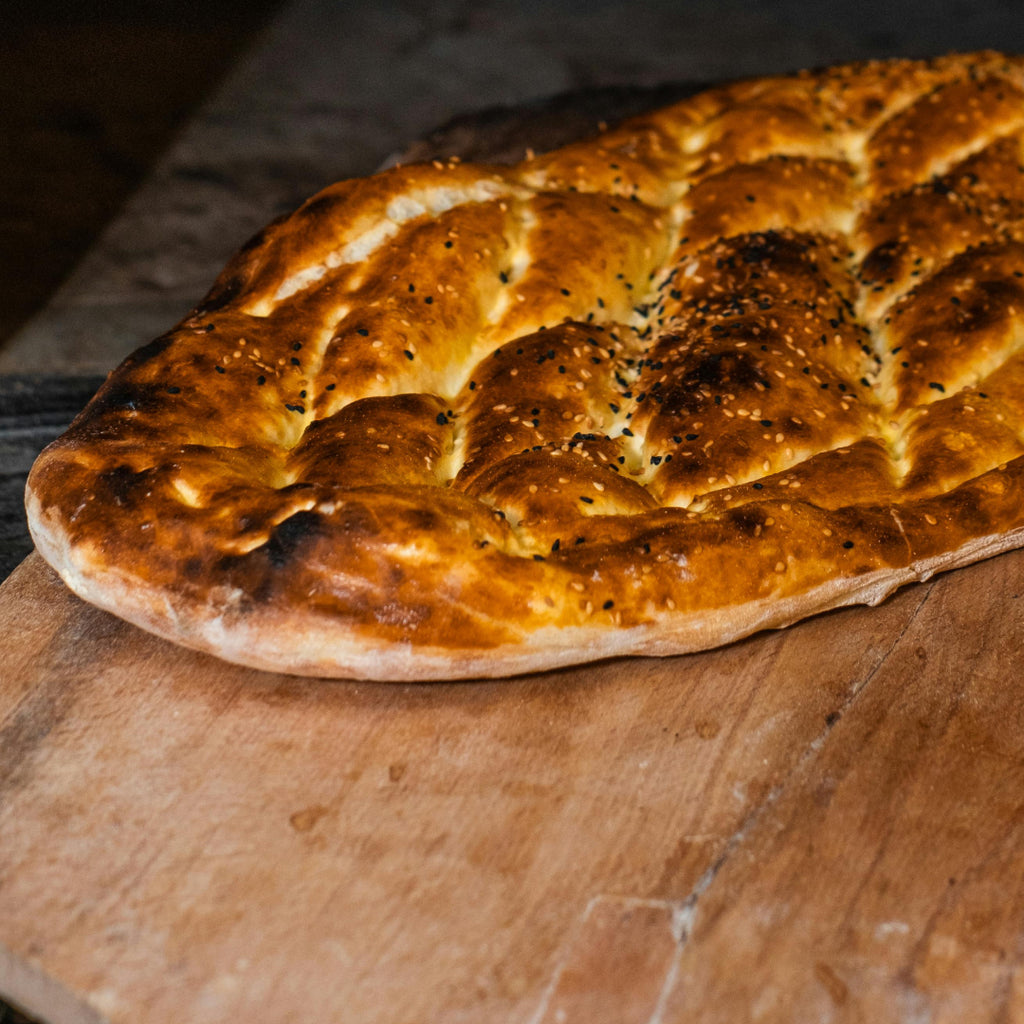 Pizza rumienită în cuptorul pe lemne