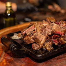 Tavă de carne gătită la temperatura optimă în cuptorul refractar de lemne de la Mons Mellis