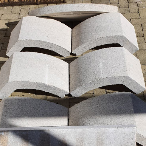 Elementele prefabricate din beton refractar desfășurate înainte de montajul cuptorului Grande Mons Mellis